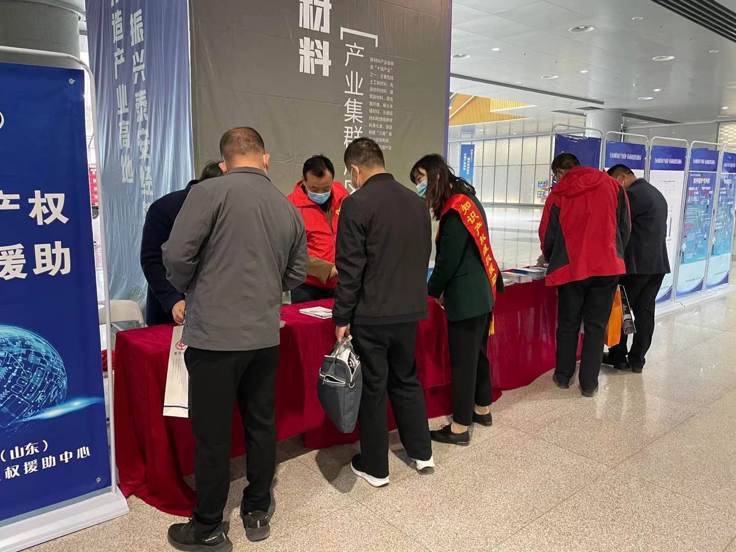 山東省和泰安市知識產權維權部門進駐展會聯合開展知識產權維權援助活動1.jpg