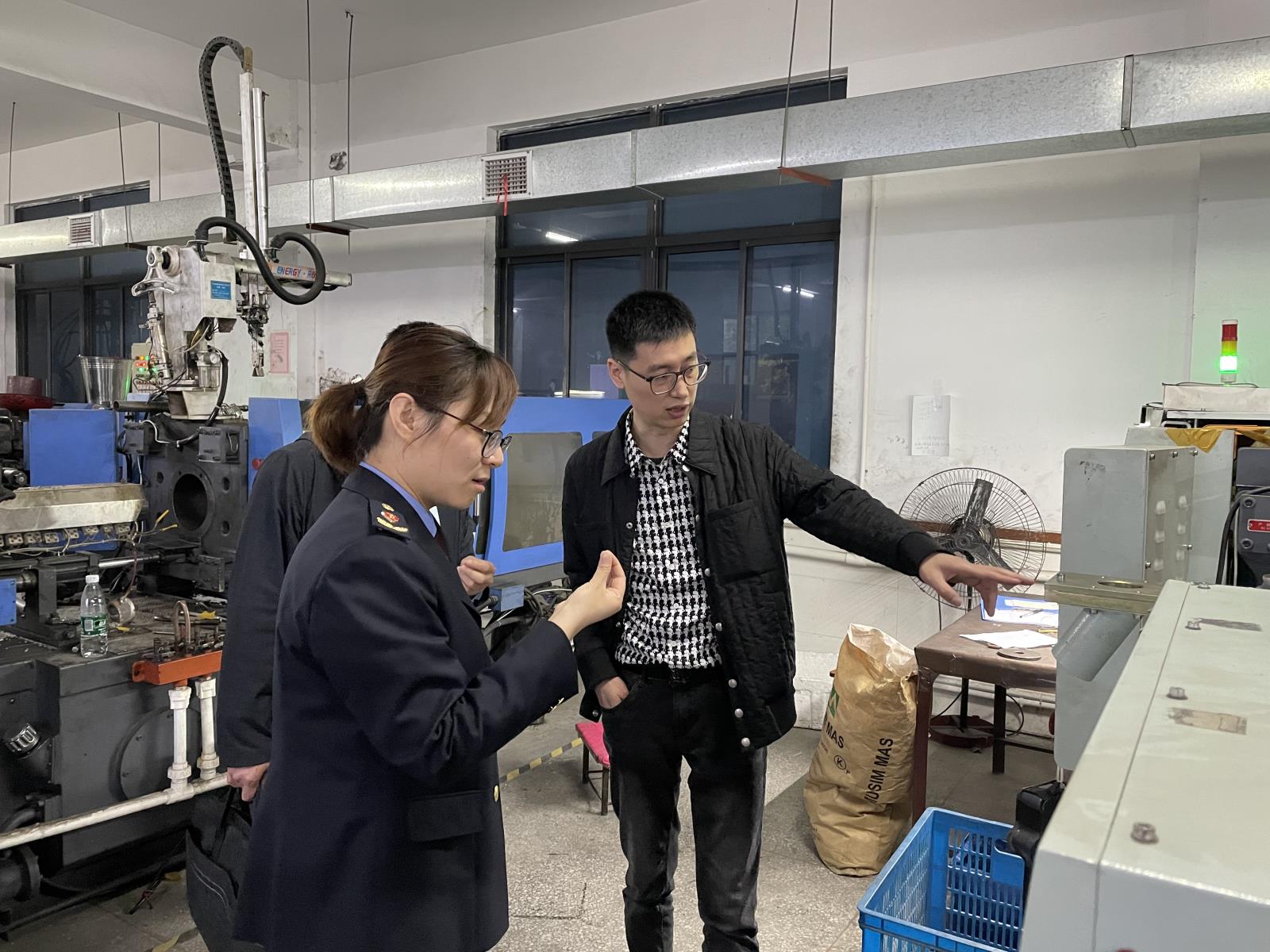 丹陽(yáng)（眼鏡）快速維權(quán)中心走訪企業(yè) 助力企業(yè)高質(zhì)量發(fā)展2.jpg