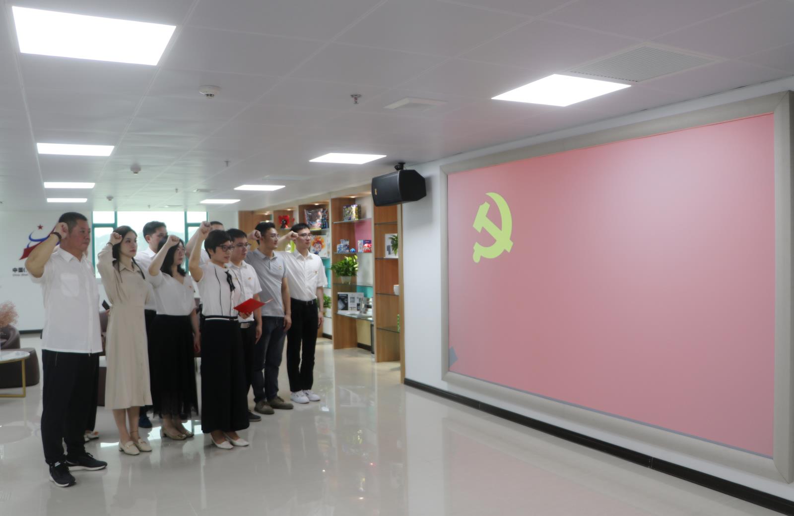 汕頭市知識產權保護中心組織干部職工收看慶祝中國共產黨成立100周年大會暨舉行七一主題黨日活動2.jpg