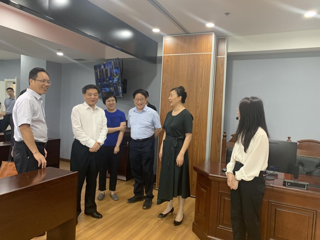 武漢市委常委、市委政法委書記曹裕江一行蒞臨武漢保護(hù)中心考察指導(dǎo)3.jpg
