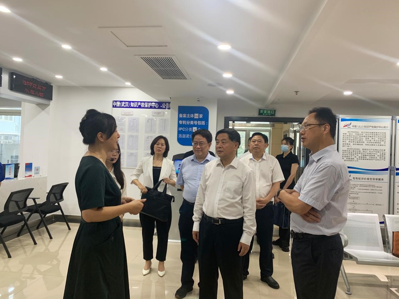 武漢市委常委、市委政法委書記曹裕江一行蒞臨武漢保護(hù)中心考察指導(dǎo)2.jpg