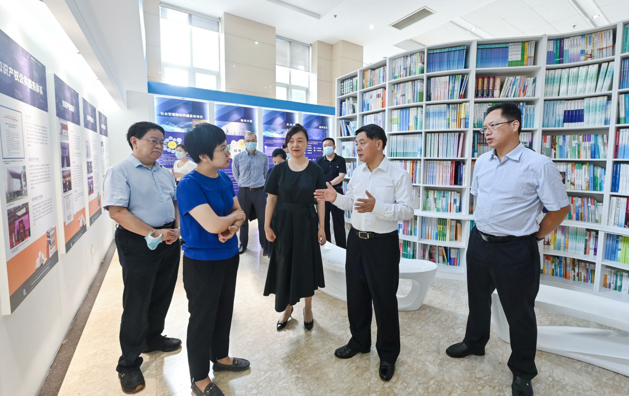 武漢市委常委、市委政法委書記曹裕江一行蒞臨武漢保護(hù)中心考察指導(dǎo)1.png