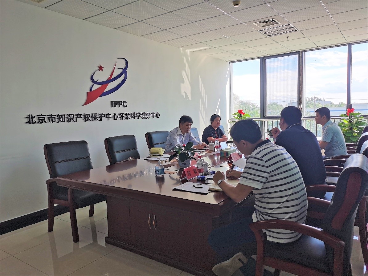 北京市知識產(chǎn)權(quán)局副局長潘新勝一行到懷柔科學城調(diào)研.jpg