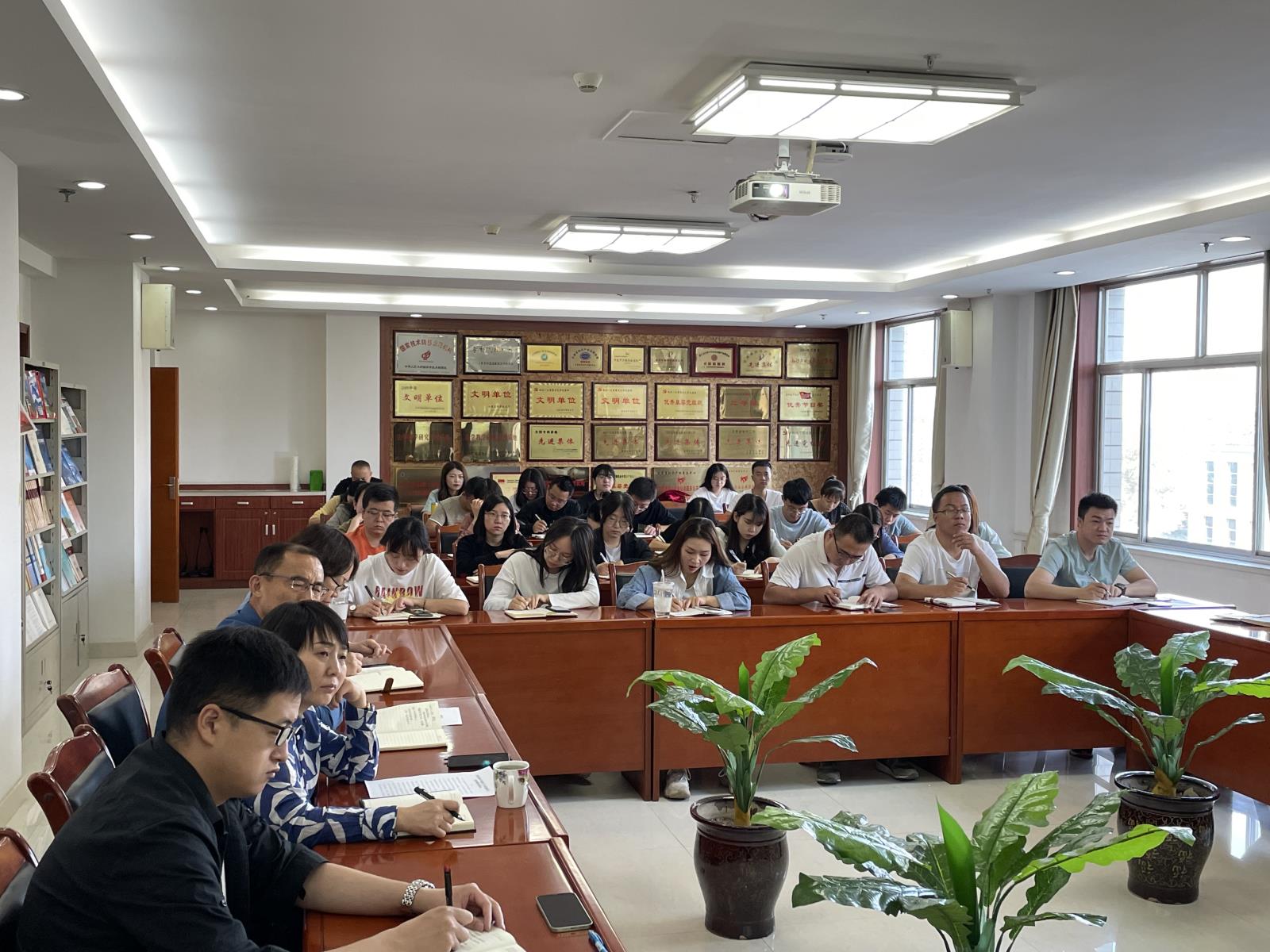 中國（甘肅）知識產權保護中心傳達學習習近平總書記在中央政治局第二十五次集體學習時的重要講話精神1.jpg