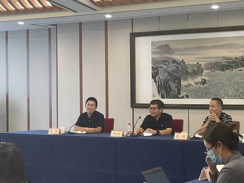 9月8日，中國（浙江）知識產權維權援助中心（以下簡稱“浙江維權中心”）參加了2021年浙江省知識產權標準化技術委員會工作會議。來自知識產權管理機構、標準化研究機構、高校院所及企業的標技委委員在聆聽了標技委秘書長所做的工作匯報后，對浙江省知識產權標準體系框架進行了討論，浙江維權中心范理副主任參加會議并就標準體系的完善發表了意見建議。.jpg