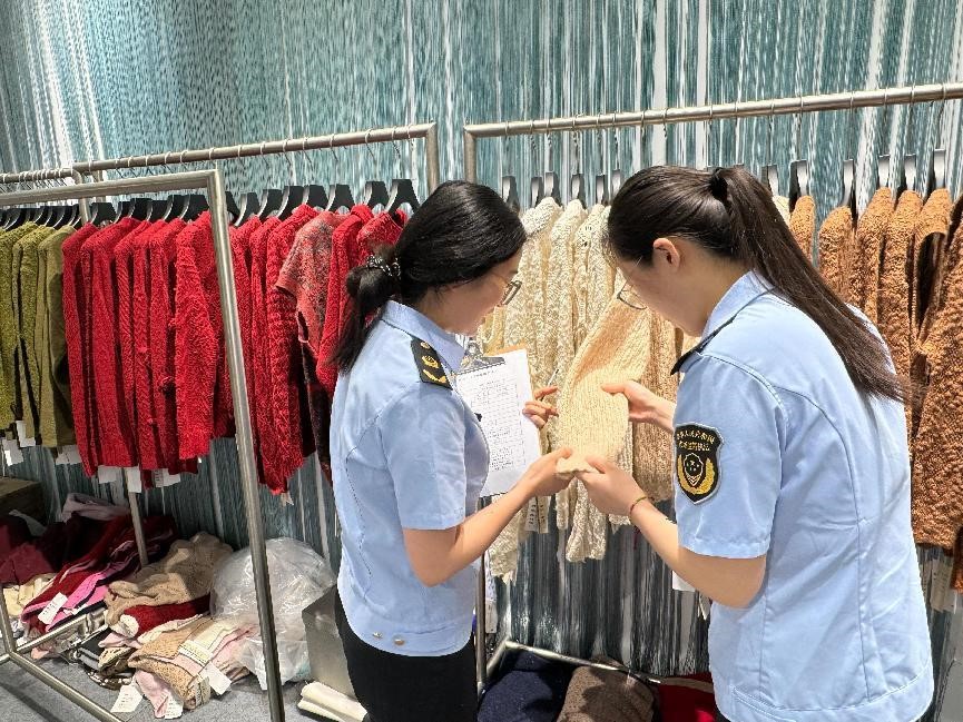 護航時尚創新 筑牢保護屏障 ——桐鄉市知識產權保護中心駐點濮院時裝周2.jpg